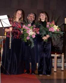 Carolin Gruber und Luise Fröhling mit P. Enrico Romanó